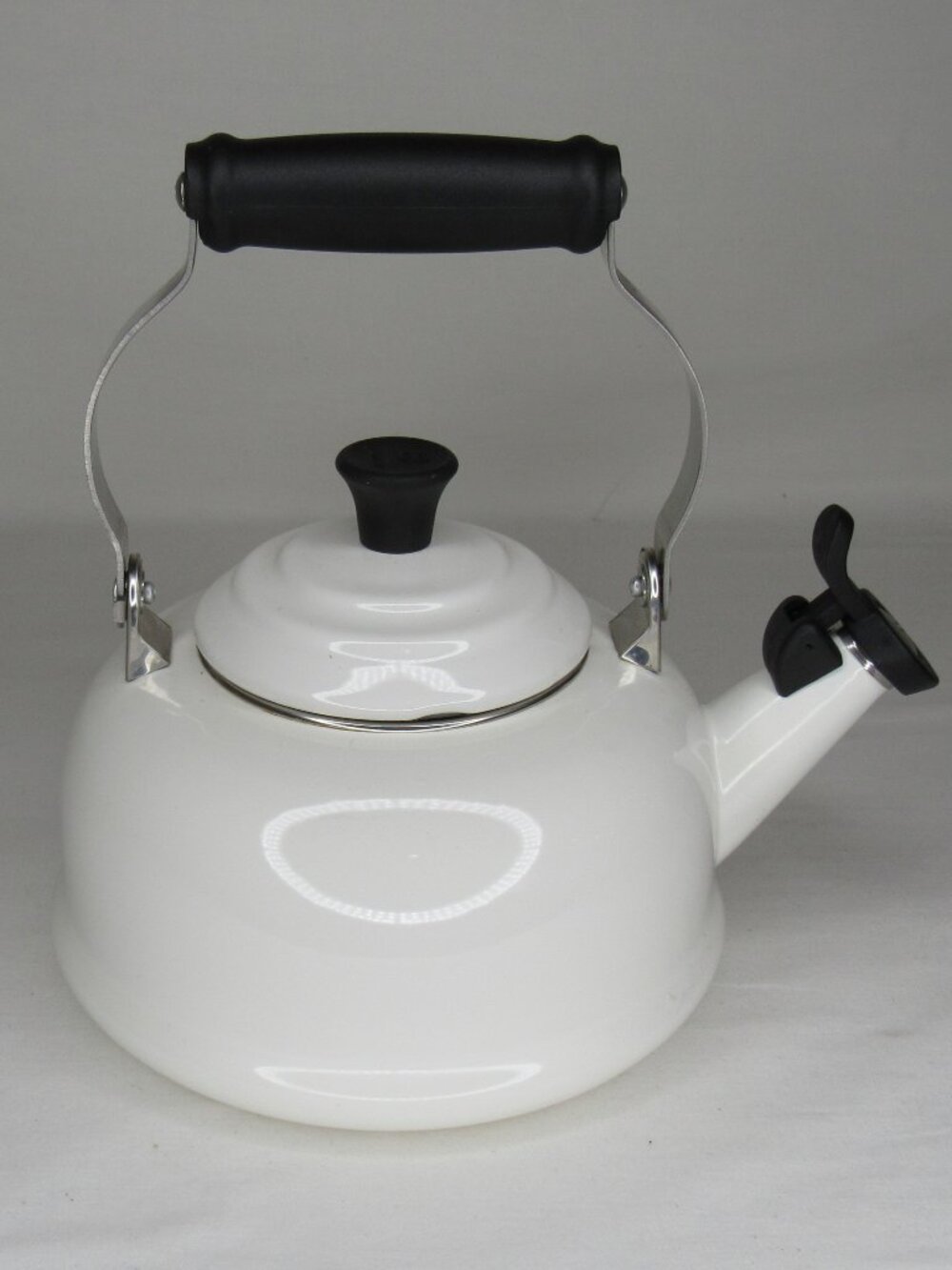 Le Creuset White Enamel on Steel Whistling Tea Kettle 1.6L